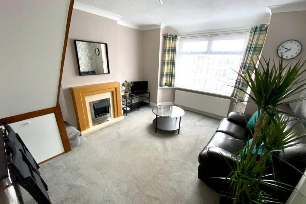 Spacious 2 Bed Apt Sleeps 4 Near Bournemouth Beach Eksteriør billede